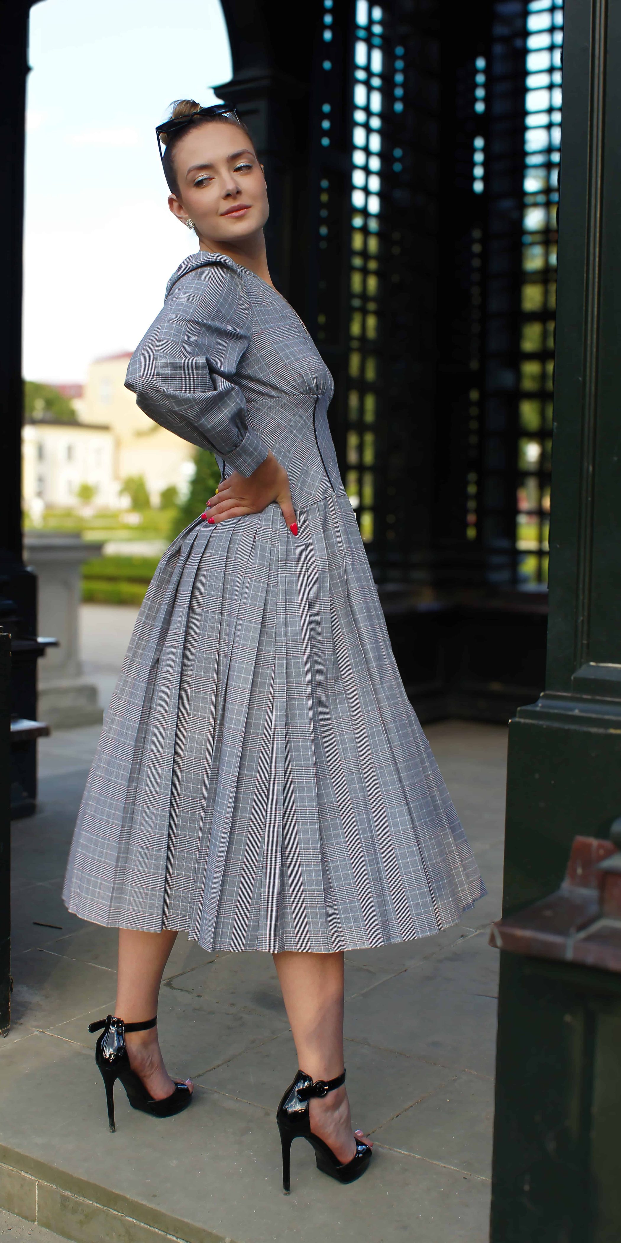 sukienka wizytowa w kratkę